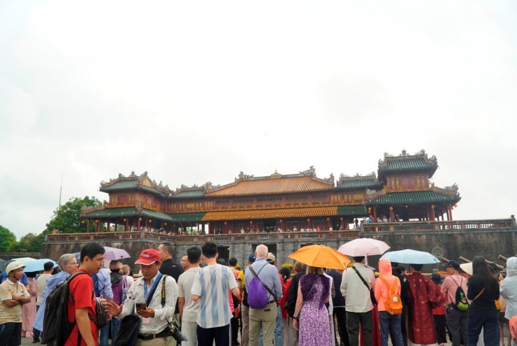 Du khách ùn ùn ‘xông đất’ Đại nội Huế - 1