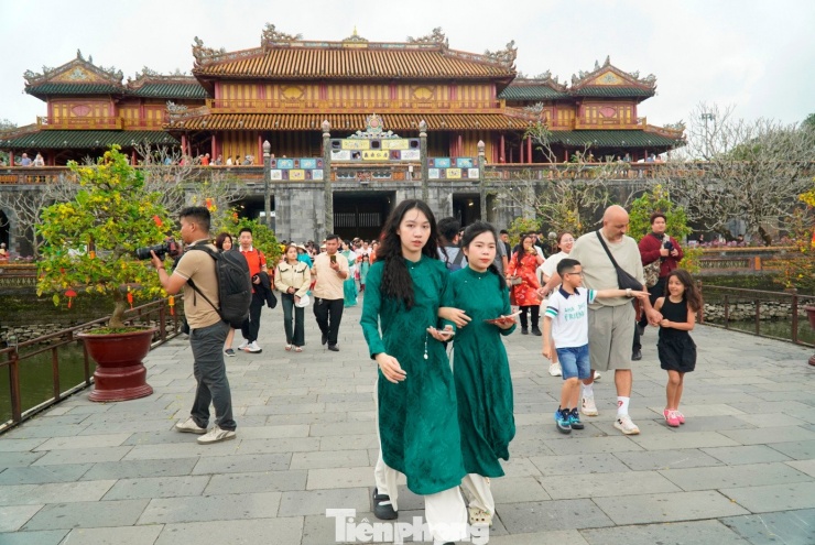 Du khách ùn ùn ‘xông đất’ Đại nội Huế - 2