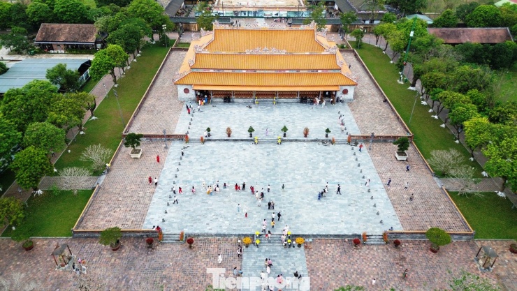 Du khách ùn ùn ‘xông đất’ Đại nội Huế - 3