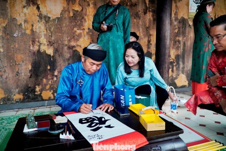 Du khách ùn ùn ‘xông đất’ Đại nội Huế - 12