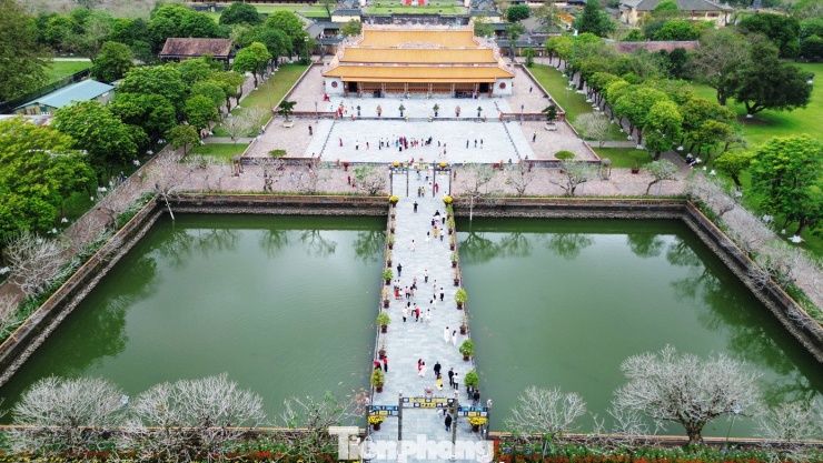 Du khách ùn ùn ‘xông đất’ Đại nội Huế - 18