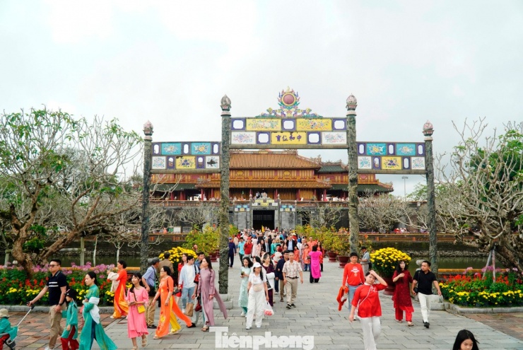 Du khách ùn ùn ‘xông đất’ Đại nội Huế - 19