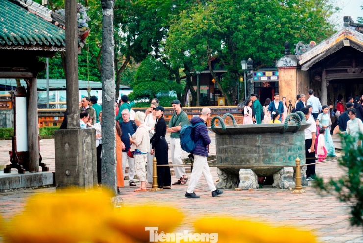 Du khách ùn ùn ‘xông đất’ Đại nội Huế - 17