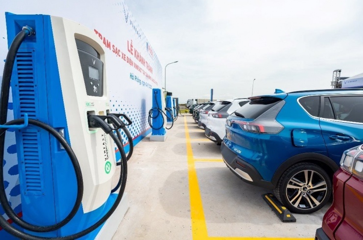 Trạm sạc xe điện đã phát triển rộng khắp trong năm 2025. Ảnh: VF