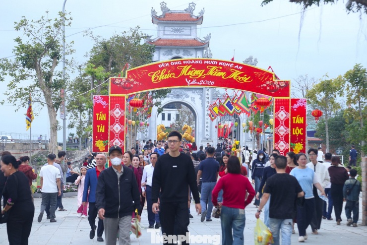 Đền Ông Hoàng Mười (xã Hưng Nguyên, tỉnh Nghệ An) là di tích có lịch sử từ thế kỷ XVII, thờ Đức Thánh Hoàng Mười – một vị tướng tài đức vẹn toàn, có công giúp dân giúp nước. Ngoài ra, đền còn thờ các vị phúc thần như Thánh mẫu Liễu Hạnh, Mẫu Tứ Phủ, Song Đồng Ngọc Nữ... ﻿Đền Ông Hoàng Mười được UBND tỉnh Nghệ An xếp hạng Di tích Lịch sử văn hóa năm 2002; được công nhận là điểm du lịch văn hóa tâm linh năm 2018. Năm 2019, Bộ Văn hóa - Thể thao và Du lịch công nhận là Lễ hội đền Ông Hoàng Mười là Di sản văn hóa phi vật thể quốc gia.