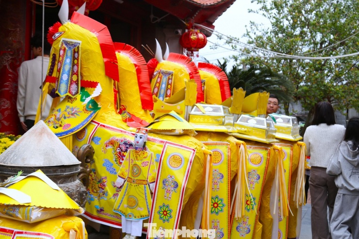 Giá mỗi con ngựa giấy dao động từ vài trăm nghìn đến hơn một triệu đồng tùy kích thước và số lượng phụ kiện đi kèm như yên cương, kiếm, cờ lệnh, thỏi vàng. Nhiều gia đình chọn mua trọn bộ lễ gồm ngựa, vàng mã và mâm lễ hoa quả với tổng chi phí lên tới 2 - 3 triệu đồng.