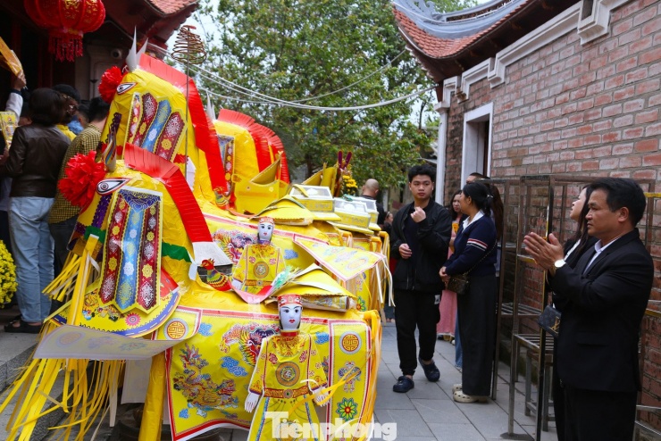 Anh Trương Xuân Long (40 tuổi, trú phường Trường Vinh, tỉnh Nghệ An) cho biết, năm nay gia đình làm ăn thuận lợi nên quyết định sắm lễ lớn để tạ ơn và cầu mong một năm mới hanh thông hơn. “Mình đi lễ quan trọng nhất là sự thành tâm, nhưng đầu năm cũng muốn chuẩn bị chu đáo để cầu tài lộc, công danh cho cả nhà”, anh Long chia sẻ.