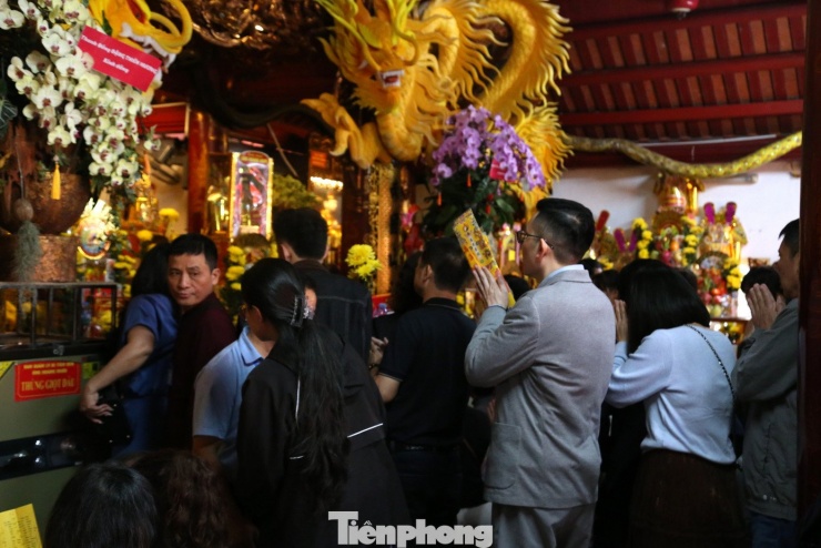 Hàng năm, đặc biệt là vào dịp Tết Nguyên đán, Lễ hội khai điểm (Rằm tháng 3 Âm lịch) và lễ giỗ Ông Hoàng Mười (10/10 Âm lịch), Đền ông Hoàng Mười thu hút hàng vạn du khách trong và ngoài tỉnh đến chiêm bái, dâng lễ.