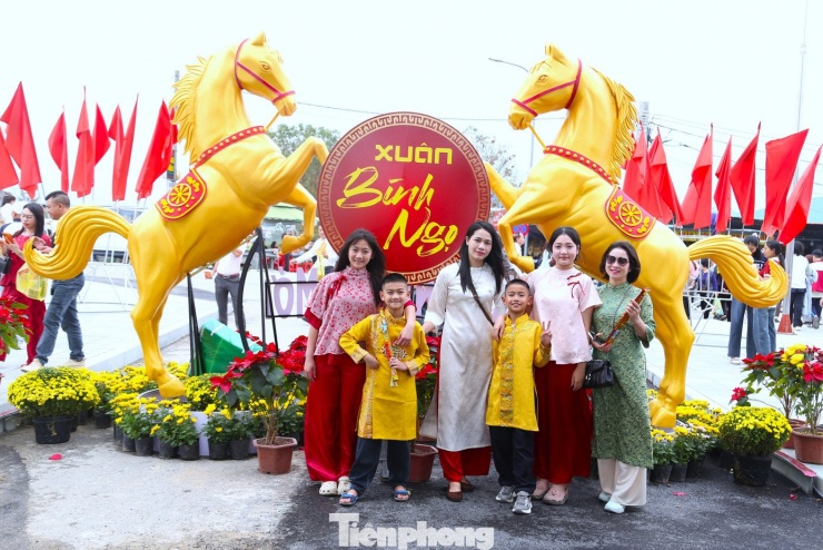 Du khách chụp ảnh với linh vật ngựa tại Đền Ông Hoàng Mười.