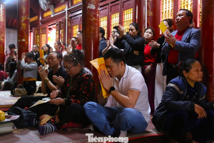 Bên trong đền, dòng người chen kín các ban thờ. Lực lượng chức năng và ban quản lý đền thường xuyên nhắc nhở người dân giữ gìn trật tự, đảm bảo an toàn phòng cháy chữa cháy trong khu vực thờ tự.