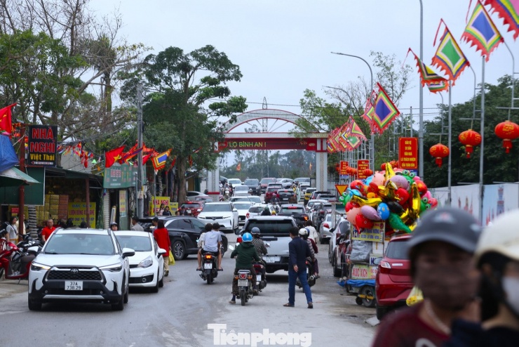 Con đường dẫn vào Đền Ông Hoàng Mười tấp nập phương tiện ngày mồng 1 Tết Bính Ngọ.