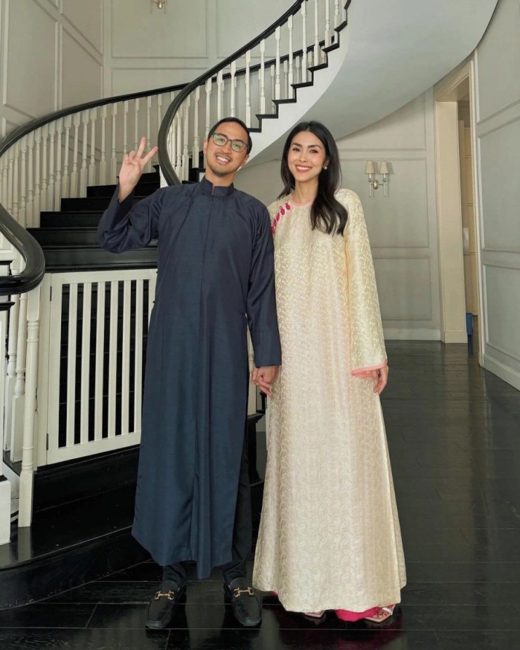 Trang phục đời thường của Hà Tăng thường là những gam màu trung tính như be, đen, ghi... Nhưng nữ diễn viên lại có cả một bộ sưu tập áo dài nhiều màu sắc nổi như hồng, đỏ, vàng,...