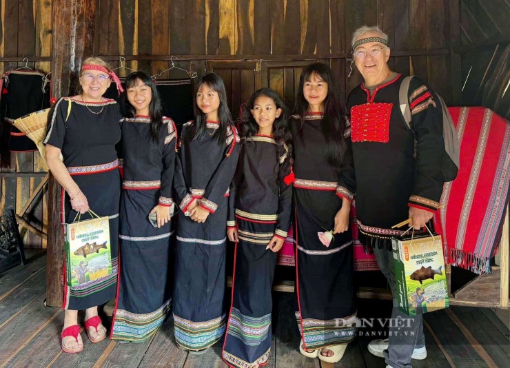 Sản phẩm cá lăng một nắng của xã Hòa Phú, tỉnh Đắk Lắk được du khách nước ngoài yêu thích.