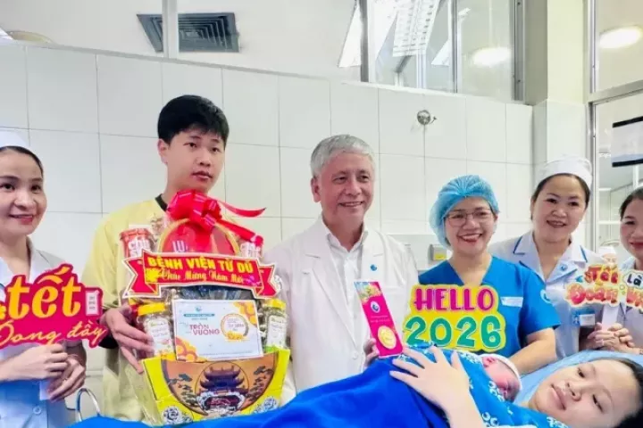 Bốn em bé chào đời đúng giao thừa tại Bệnh viện Từ Dũ nhận vàng 24K may mắn