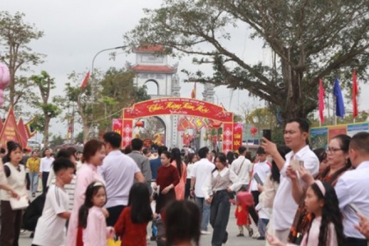 Hàng nghìn người đi lễ Đền Ông Hoàng Mười trong ngày mùng 1 Tết