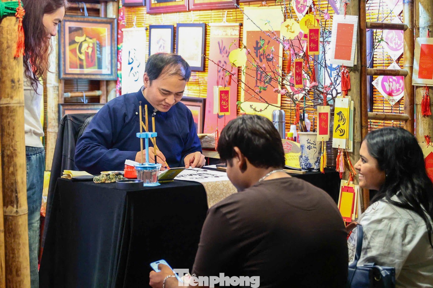 Theo Ban tổ chức, hoạt động cho chữ đầu xuân tại Hồ Văn được duy trì nhiều năm nay, thu hút đông đảo người dân Thủ đô và du khách. Khu vực được bố trí theo từng gian, có biển tên ông đồ, bảng giá và lực lượng hỗ trợ điều tiết dòng người.