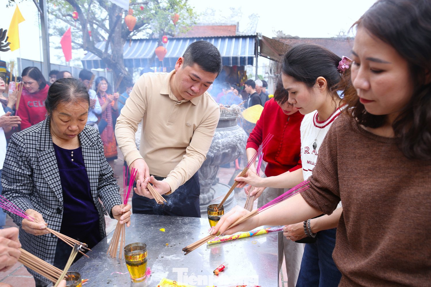 Ghi nhận ngày 17/2 (mồng 1 Tết Bính Ngọ), hàng nghìn người dân và du khách thập phương đã đổ về Đền Ông Hoàng Mười dâng hương, cầu bình an, tài lộc.