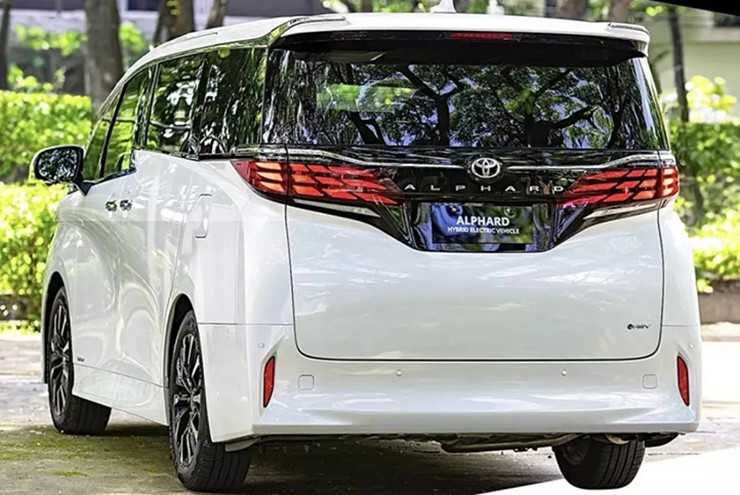 Toyota bất ngờ hạ giá xe hybrid, có mẫu giảm tới 200 triệu đồng - 1