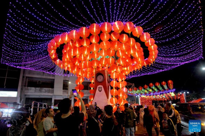 Người dân ngắm nhìn những chiếc đèn lồng đón Tết Nguyên đán ở Surakarta, tỉnh Trung Java - Indonesia. Ảnh: Tân Hoa Xã