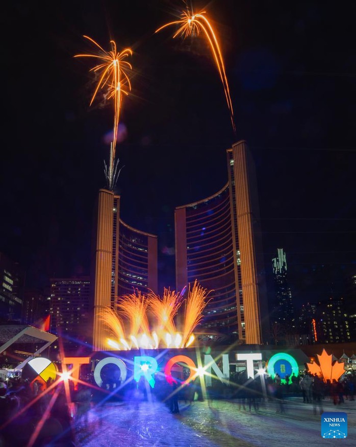 Màn trình diễn pháo hoa được tổ chức xung quanh Tòa thị chính Toronto chào mừng Tết Nguyên đán ở Toronto - Canada. Ảnh: Tân Hoa Xã