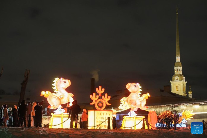 Những chiếc đèn lồng và hệ thống ánh sáng ở St. Petersburg - Nga. Ảnh: Tân Hoa Xã