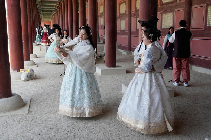 Người dân mặc Hanbok truyền thống chụp ảnh ở thủ đô Seoul - Hàn Quốc. Ảnh: AP