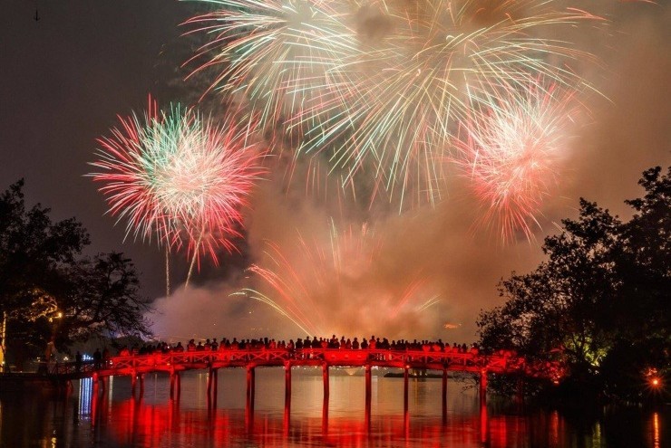 Pháo hoa rực sáng trên bầu trời cả nước, người dân xúc động đón năm mới Bính Ngọ 2026