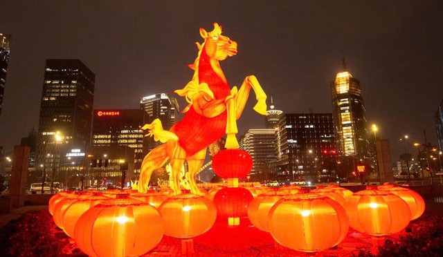 Ngựa khổng lồ được thắp sáng ở Thượng Hải (Trung Quốc). (Nguồn: Getty Images)