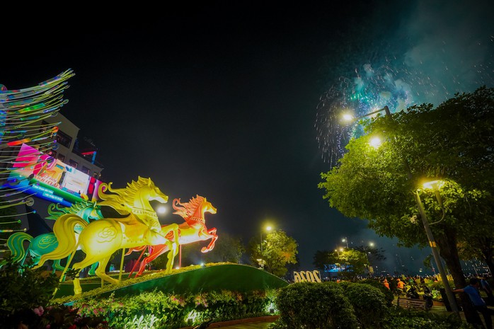 Đêm giao thừa Bính Ngọ 2026 còn là thời khắc để mỗi người dân TPHCM tự hào về những gì đã làm được và vững tin vào một tương lai ấm no, hạnh phúc hơn.