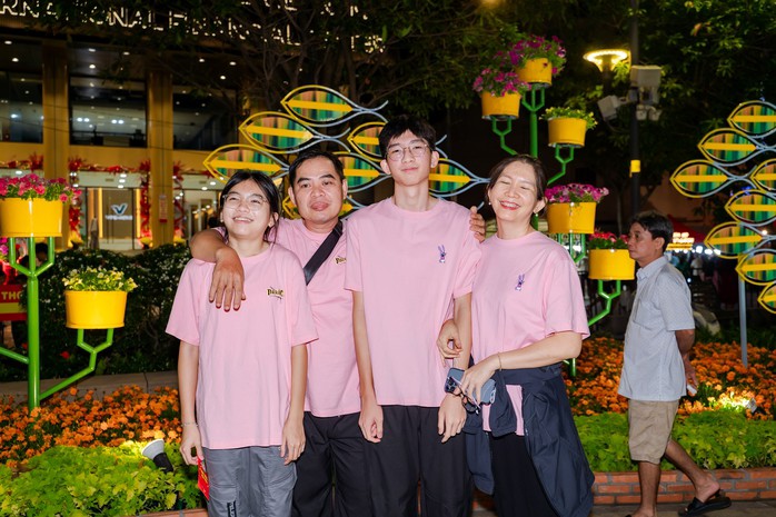 "Tôi rất hạnh phúc khi thấy thành phố thay đổi từng ngày, chúc mừng năm mới tất cả mọi người" - ông Nguyễn Thành Tùng chia sẻ đầy phấn khởi.