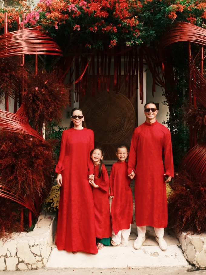 Căn biệt thự của vợ chồng cô được hoàn thành việc trang trí từ nhiều ngày trước đó với những khối mây đan và bông lau đỏ rực mang không khí năm mới. Dọc lối đi, ca sĩ và ông xã bày nhiều chậu hoa cúc. Cổng nhà Hồ Ngọc Hà còn có dàn hoa giấy nhiều màu sắc, giúp căn nhà thêm sinh động.