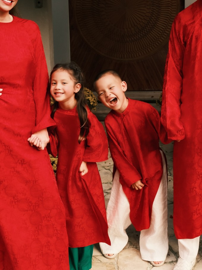 Hai em bé Lisa - Leon cười đùa không ngớt khi cùng bố mẹ chụp ảnh. Cặp song sinh được nhận xét càng lớn càng đáng yêu với những biểu cảm ngộ nghĩnh, lém lỉnh.