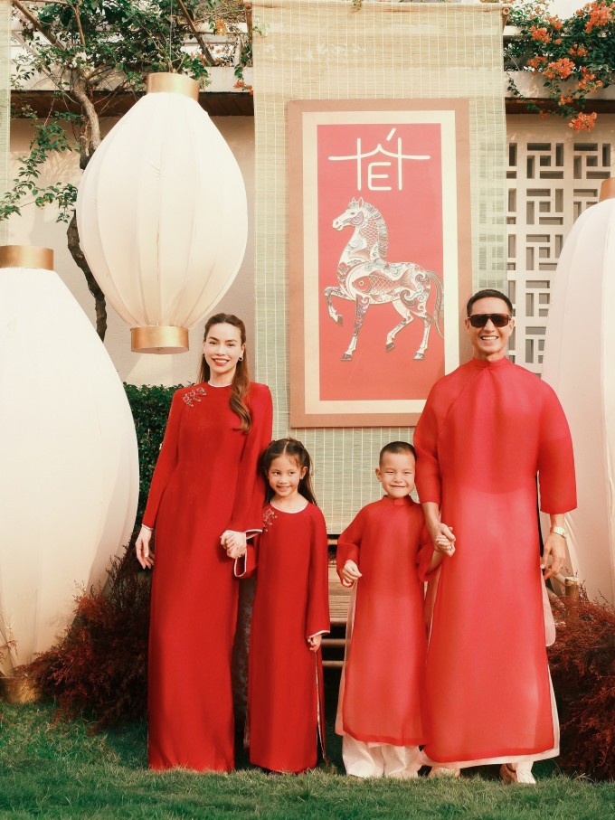 Gia đình Hồ Ngọc Hà cùng diện áo dài khi lưu lại khoảnh khắc đáng nhớ của Tết Bính Ngọ trong căn biệt thự ở khu Thảo Điền (TP HCM). Trong khi nữ ca sĩ mặc áo dài đôi với con gái Lisa thì Kim Lý cũng mặc áo giống con trai Leon.