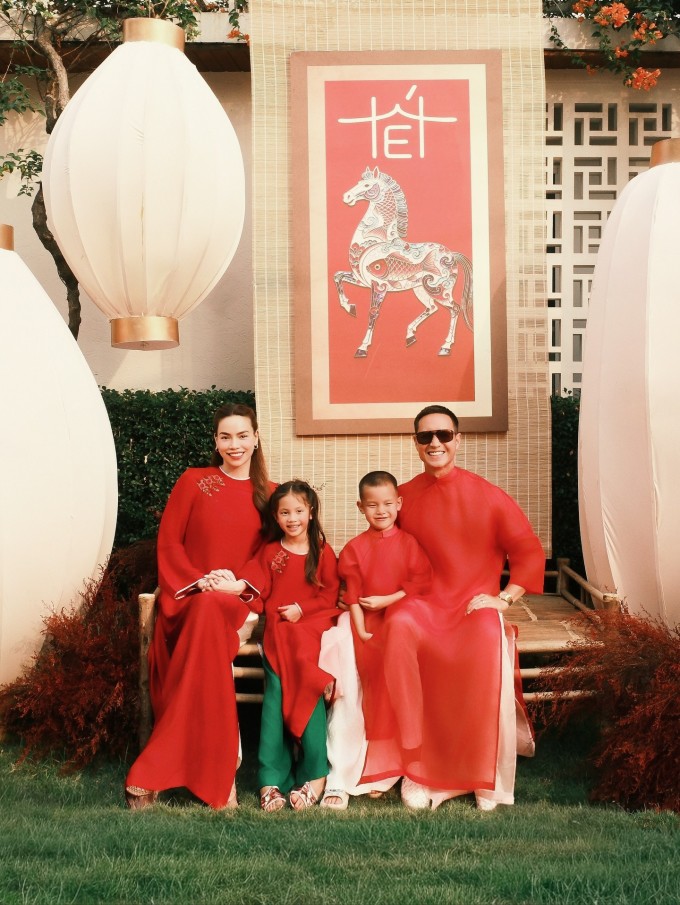 Gia đình Hồ Ngọc Hà có truyền thống mặc áo dài chụp ảnh, đi chúc Tết từ nhiều năm nay, đặc biệt là từ khi có cặp song sinh Lisa - Leon.