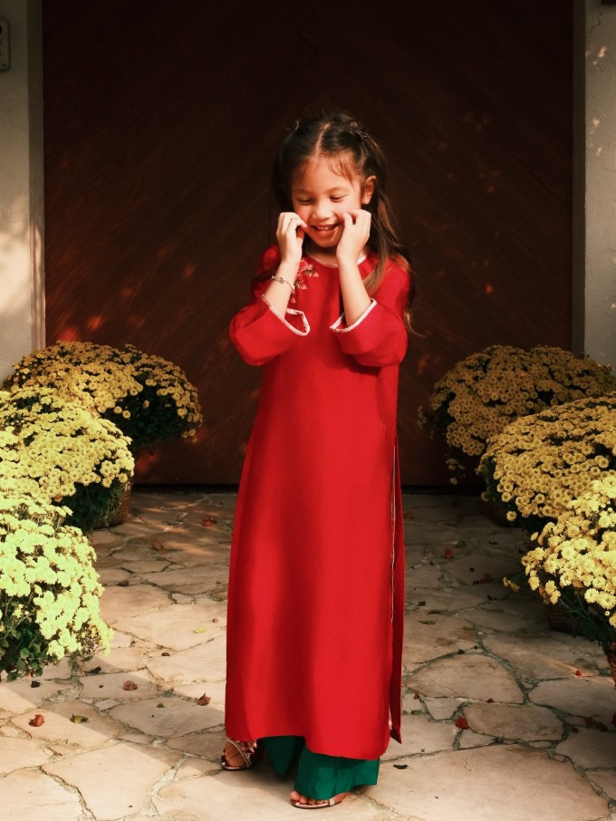 Lisa tạo dáng trước cổng nhà, địa điểm check-in yêu thích của gia đình mỗi độ xuân về.