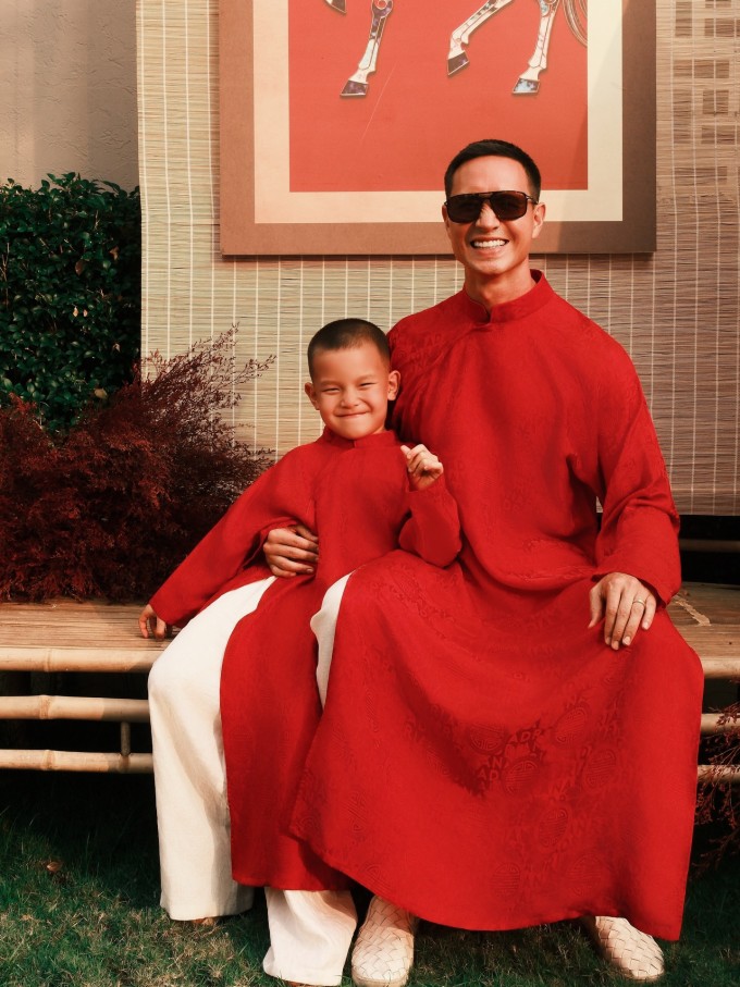 Leon nghịch ngợm, lém lỉnh hơn chị. Bé được bố cho tập nhiều môn thể thao để rèn luyện sự năng động, nhanh nhẹn.