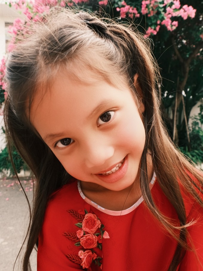 Con gái Hồ Ngọc Hà được nhận xét càng lớn càng điệu đà, thừa hưởng năng khiếu nghệ thuật từ mẹ. Bé được cho học đàn, học múa từ khi còn nhỏ.