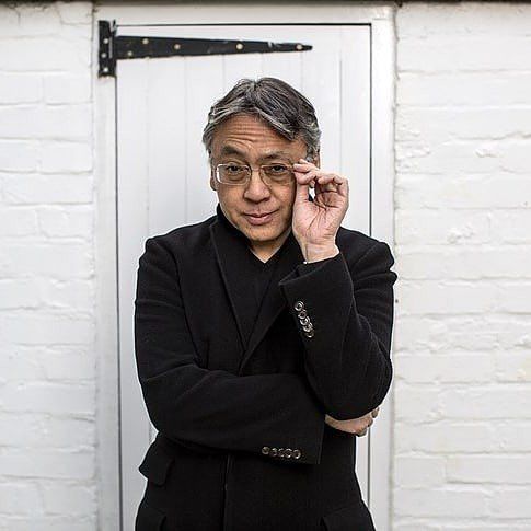 Bậc thầy của những nỗi niềm ký ức Kazuo Ishiguro cùng năm sinh 1954 với nam tài tử Thành Long. Ảnh: Instagram