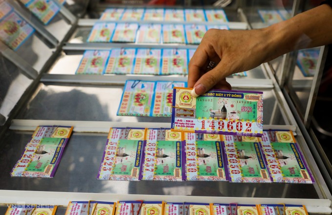 Người dân mua vé số tại một cửa hàng trên đường Xô Viết Nghệ Tĩnh, TP HCM. Ảnh: Quỳnh Trần