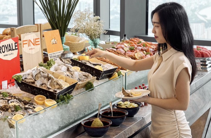 Buffet tại nhà hàng ở tầng 66. Ảnh: Oriental Pearl