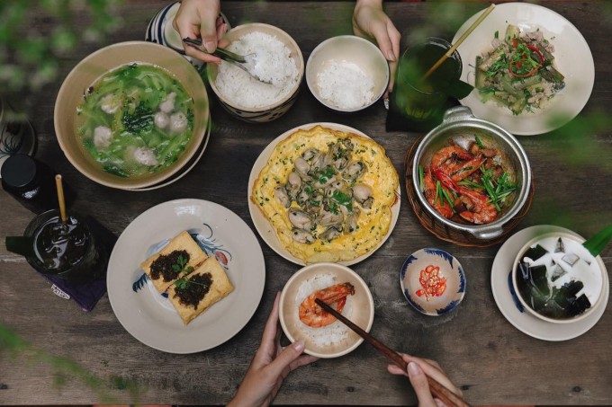 Mâm cơm nhà với các món Việt truyền thống. Ảnh: Nhà Tú