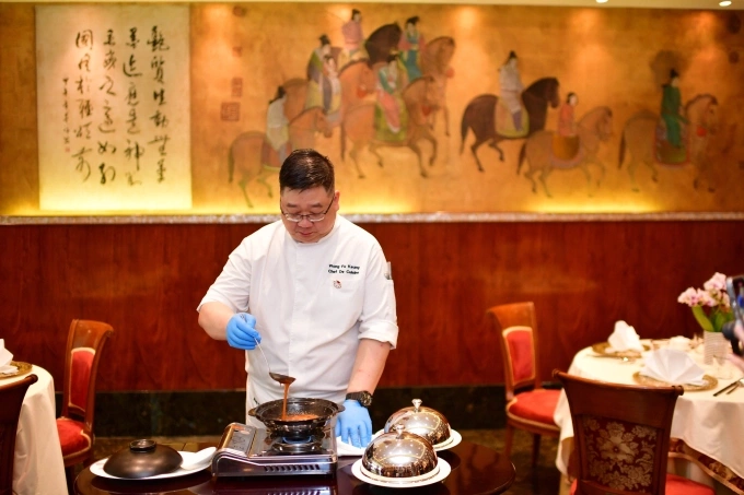 Bếp trưởng nhà hàng Long Triều. Ảnh: Thanh Tùng