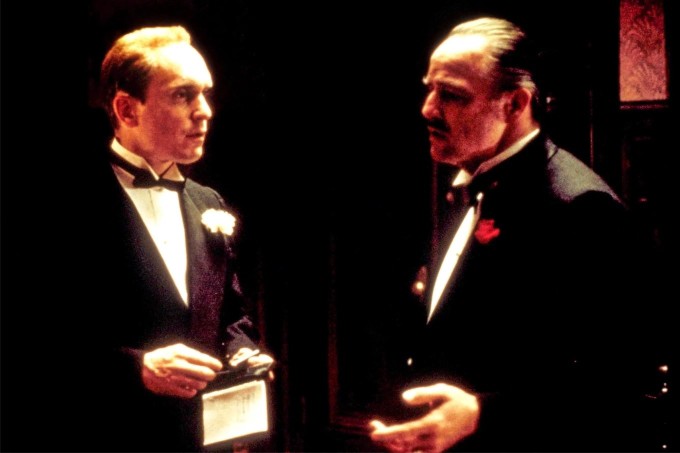 Robert Duvall (trái) và Marlon Brando trong phim 'Bố già'.