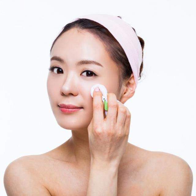 Cần làm sạch da mặt vào mỗi ngày để da trở nên sáng mịn.