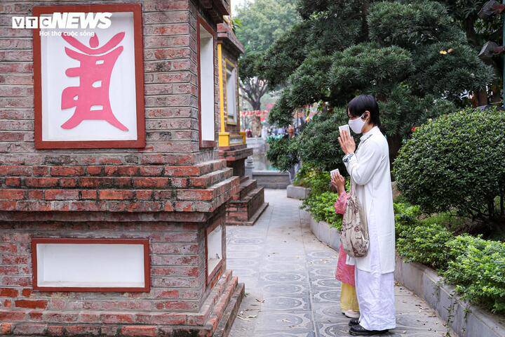 Anh Thanh Long (phường Hồng Hà) chia sẻ: “Hằng năm, vào mùng 1 Tết, tôi đều đến chùa Trấn Quốc lễ Phật, cầu bình an, may mắn, sức khỏe cho gia đình. Sau khi đi lễ, tôi cùng người thân du xuân, tận hưởng không khí ngày đầu năm mới”.