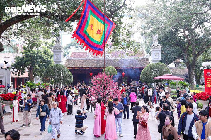 Tại đền Quán Thánh cũng tấp nập người đến thắp hương trong sáng mùng 1 Tết Bính Ngọ