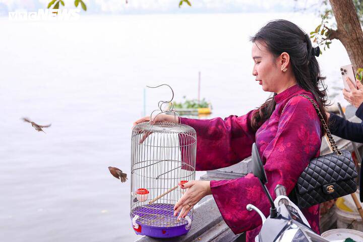 Trong ngày mùng 1 Tết, nhiều gia đình thực hiện nghi thức phóng sinh, thả cá, thả chim...