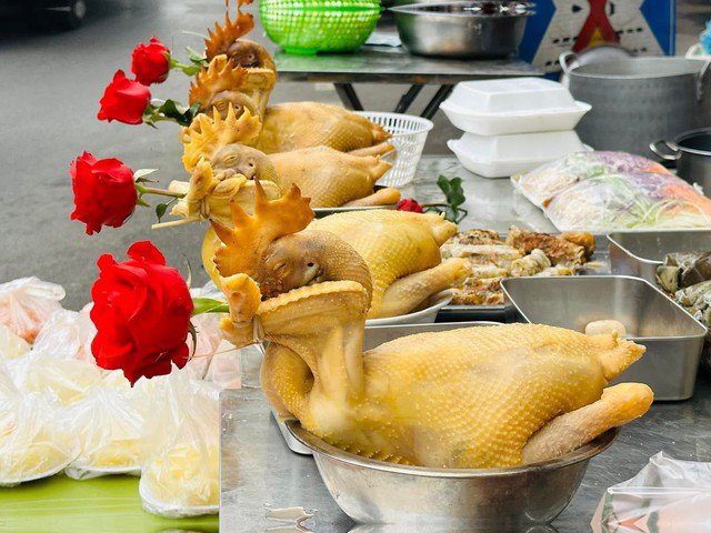 Giá mỗi con gà cúng Tết có giá khoảng 450.000 đồng, thậm chí có nơi bán tới hơn 1 triệu đồng/con.