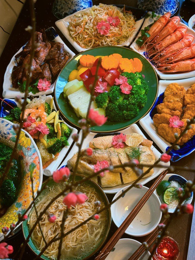 Tùy vào điều kiện của mỗi gia đình có thể dâng mâm cũng Tết lên gia tiên sao cho phù hợp, cốt là tấm lòng thành.