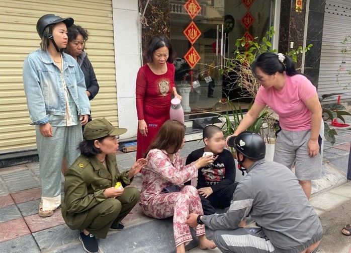 Lực lượng chức năng triển khai chữa cháy và kịp thời cứu được 2 người ra ngoài an toàn